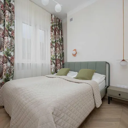 Bright Rakowiecka Near Pole Mokotowskie By Renters